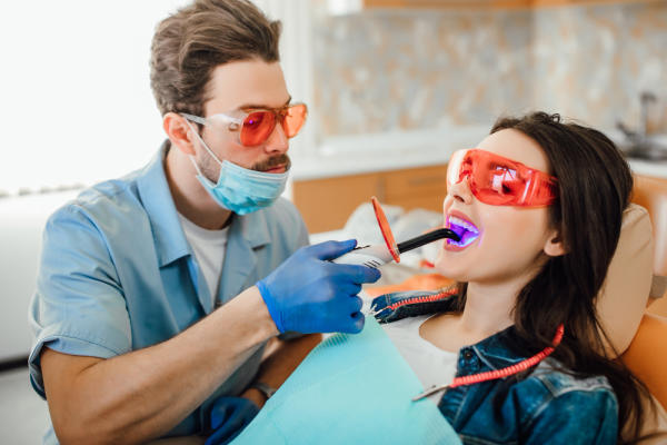 Trám răng cho người trưởng thành - Quy trình và giá thành mới nhất 2024