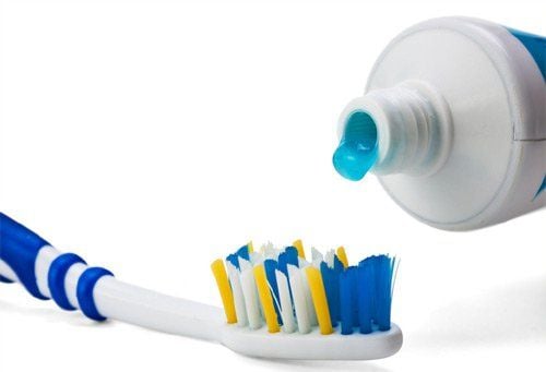 Ăn kem đánh răng có sao không? Tác hại và những điều cần biết