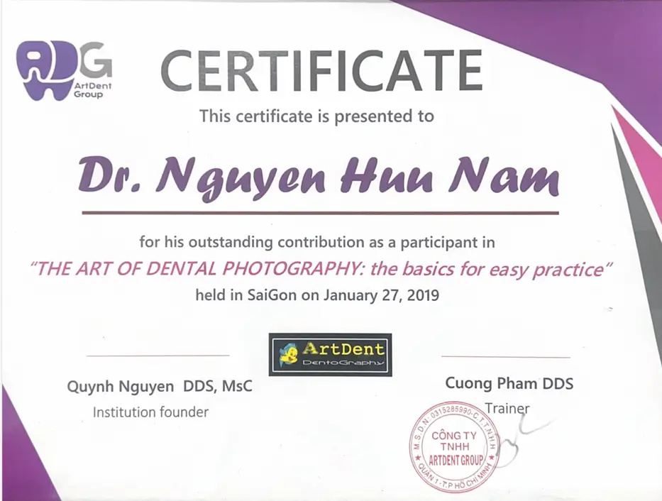 Bác sĩ Nguyễn Hữu Nam hoàn thành khóa đào tạo chuyên sâu và nhận chứng chỉ quốc tế về <strong>"Nghệ thuật Nhiếp ảnh Nha khoa: Những nền tảng cho thực hành dễ dàng" được tổ chức bởi ArtDent Group Bác Sĩ Tại Nha Khoa Otis Dental Đang Thực Hiện Quy Trình Chụp Ảnh Tư Liệu Cho Bệnh Nhân